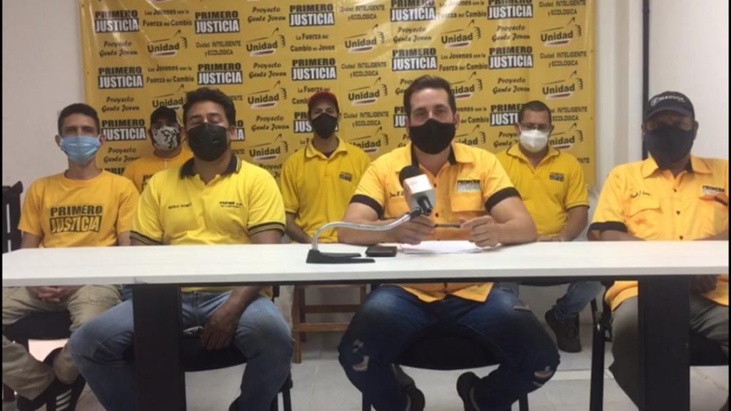 El coordinador municipal de PJ en Roscio, Juan Allueva, acompañado por demás dirigentes locales del partido aurinegro.