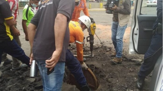 [:es]Buscan a joven que cayó en una alcantarilla en Puerto Ordáz[:]