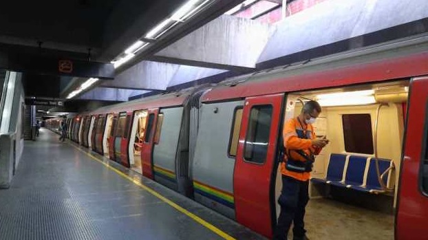 [:es]Usuarios reportan fuerte explosión en el Metro de Caracas[:]