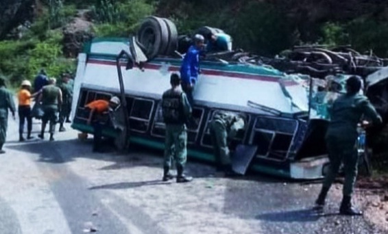 [:es]Volcamiento de autobús deja 12 milicianos heridos[:]