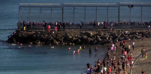 «Necesitamos entrar porque es una oportunidad» declara un ciudadano marroquí a periodistas