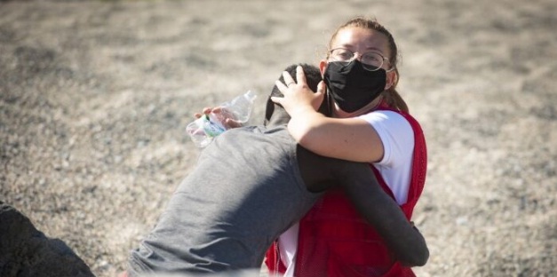 Migrante marroquí se abraza llorando a delegada de la Cruz Roja