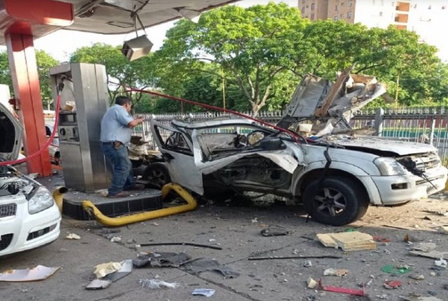 [:es]Explosión de gas en estación de servicio deja tres heridos [:]
