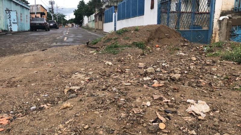 [:es]Vecinos denuncian deterioro de calles en comunidad San José de San Juan[:]