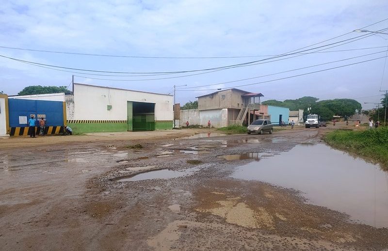 [:es]Av. Jose Felix Ribas parece un «pasillo de la luna»[:]