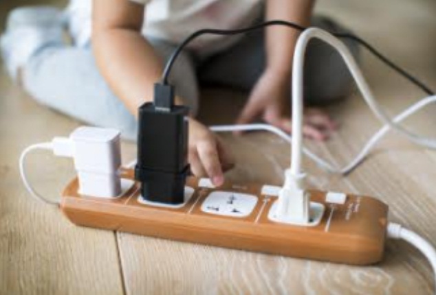 [:es]Menor murió al recibir corrientazo de un cargador de teléfono[:]