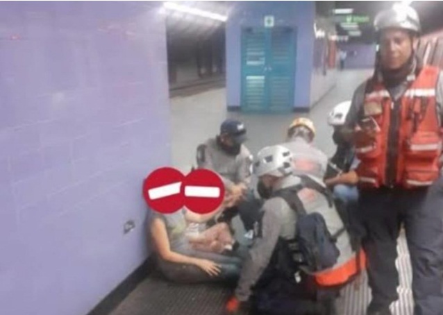 [:es]Madre e hija cayeron en rieles del Metro de Caracas[:]