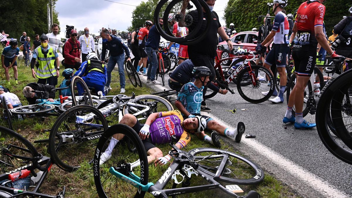 [:es]Espectadora causa accidente en el Tour de Francia [:]