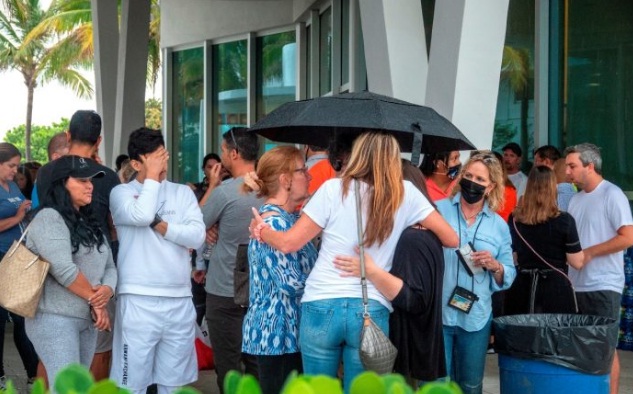 [:es]Un muerto y 53 personas desaparecidas en derrumbe de Edificio en Miami Beach[:]