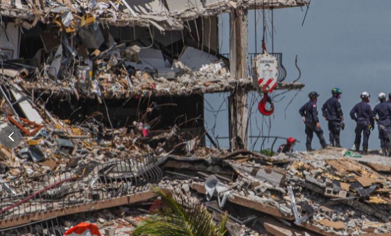 [:es]Encuentran cuerpos de venezolanos en derrumbe de Edificio en Miami Beach[:]