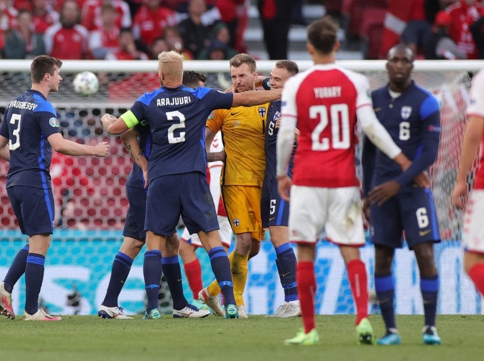 [:es]Finlandia venció a Dinamarca 1-0 en los minutos restantes de un partido suspendido[:]
