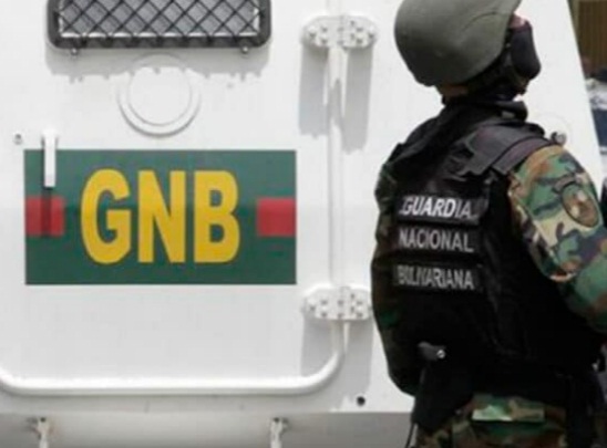 [:es]Mujer es detenida por homicidio de un GNB[:]