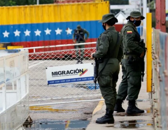 [:es]Tropiezos en el primer día de reapertura del paso fronterizo de Colombia a Venezuela[:]