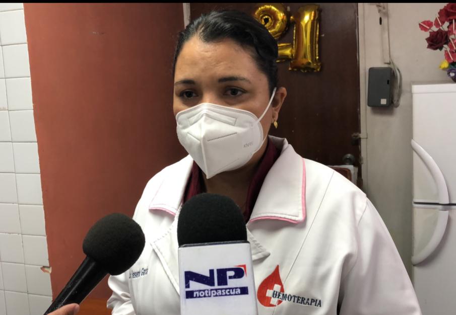 Jesenia García, licenciada en Hemoterapia, en el Banco de Sangre del hospital Ranuárez Balza.