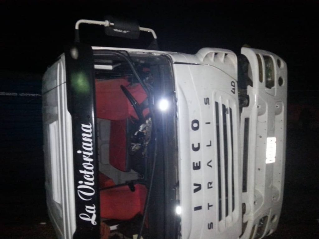 La gandola volcó en la carretera nacional