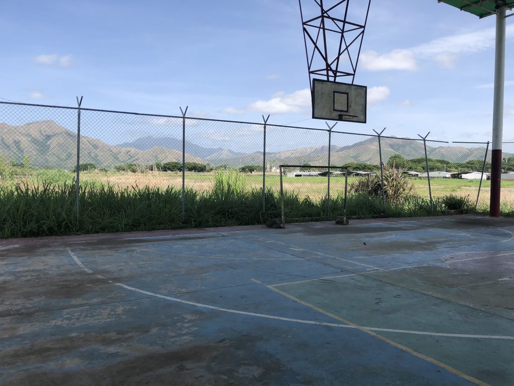 En la desidia se encuentra cancha deportiva del sector Aeropuerto, en San Juan.