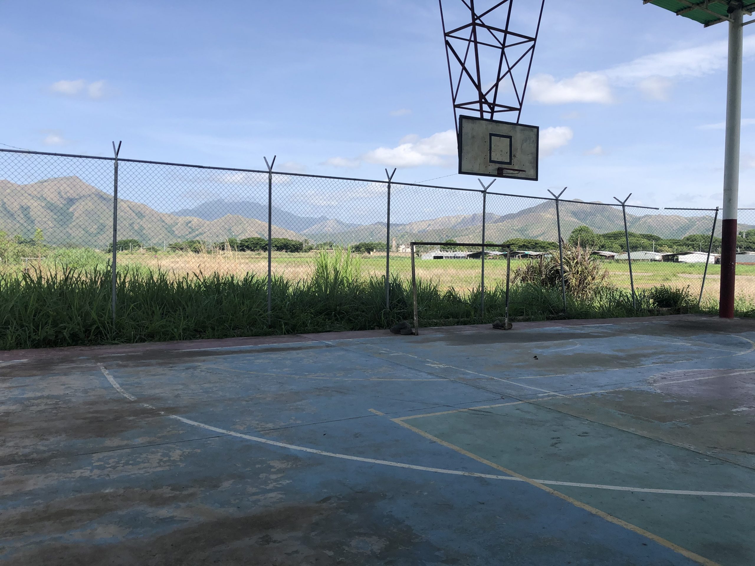 [:es]Habitantes del Aeropuerto denuncian abandono de cancha deportiva [:]