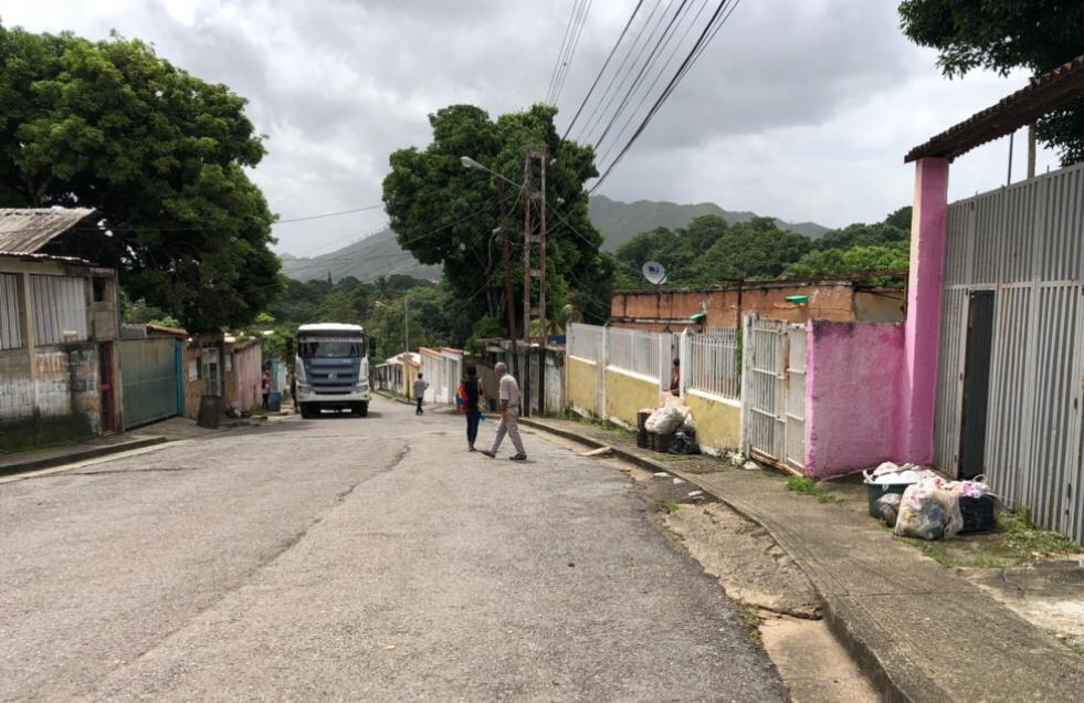 [:es]Apagones hasta de tres horas ocurren a diario en comunidad Las Mercedes[:]