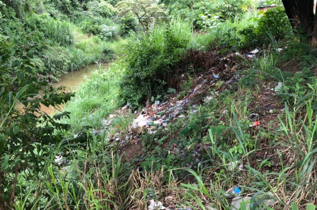 El río que pasa por la comunidad está convertido en un vertedero.