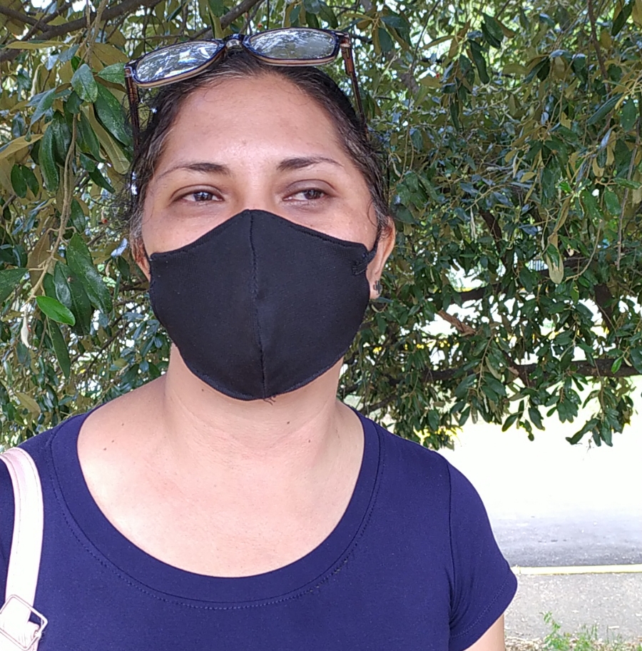 Iris Herrera, quien es familiar del paciente Pedro Oronel de 69 años