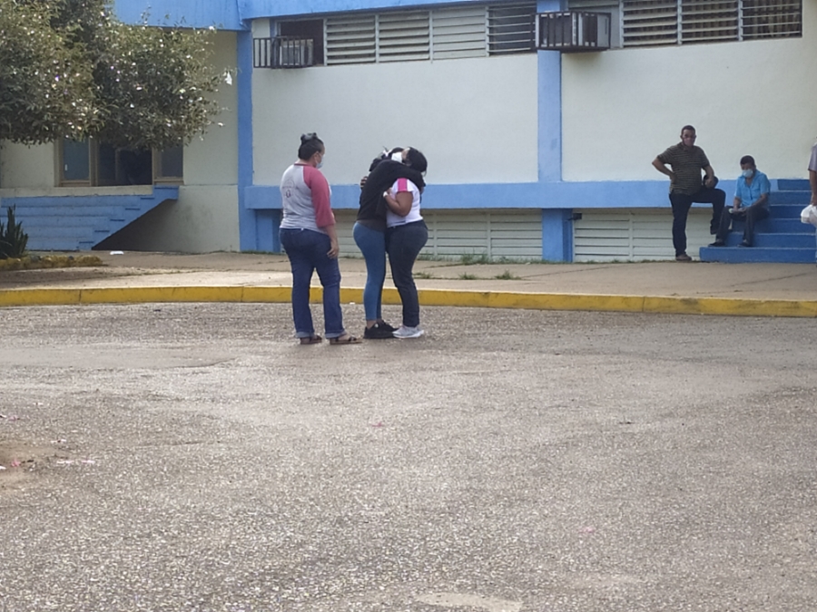 Familiares lloraban desesperados afuera del hospital Dr. Rafael Zamora Arevalo