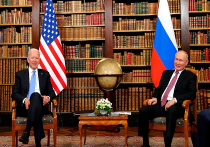 [:es]Biden califica de «buena y positiva» reunió con Putin[:]