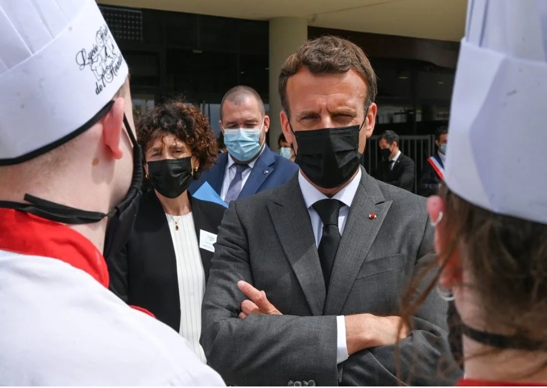 [:es]Un hombre abofeteó al presidente de Francia[:]