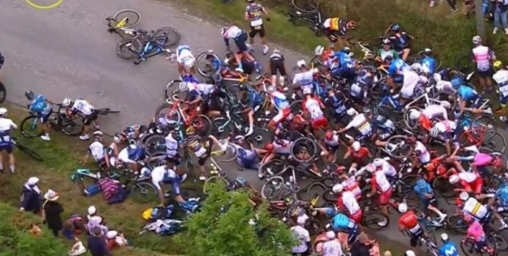 [:es]Arrestada espectadora que causó accidente en Tour de Francia[:]