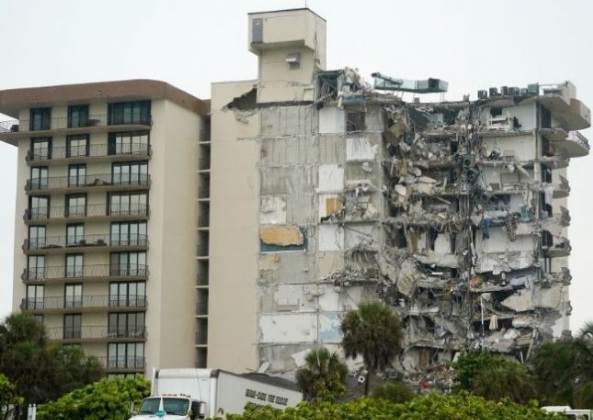 [:es]Reportan cuatro venezolanos desaparecidos en derrumbe de Edificio en Miami[:]
