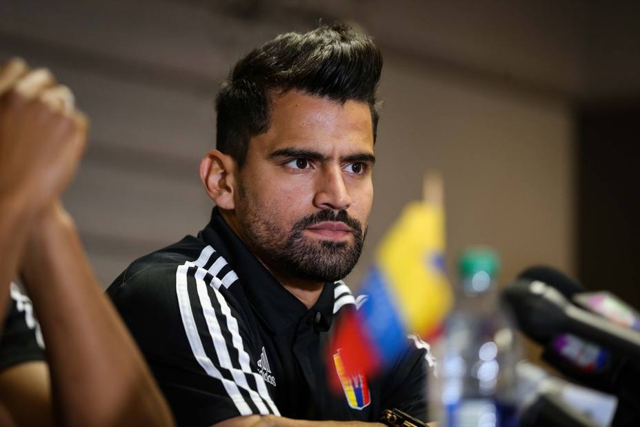 [:es]Tomas Rincón no acompañó a la Vinotinto a Brasil por presentar cuadro viral[:]