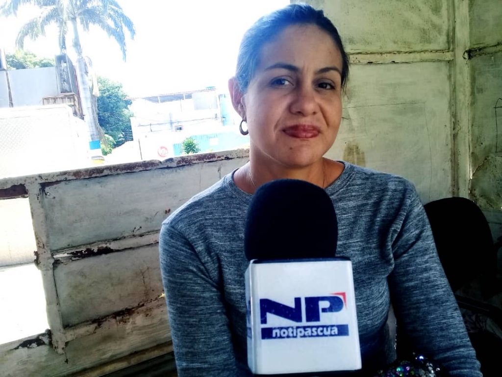 Jennifer Rodríguez, vendedora de frutas y plantas.