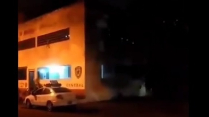 [:es]Bandas armadas atacan sede de PNB en Quinta Crespo[:]