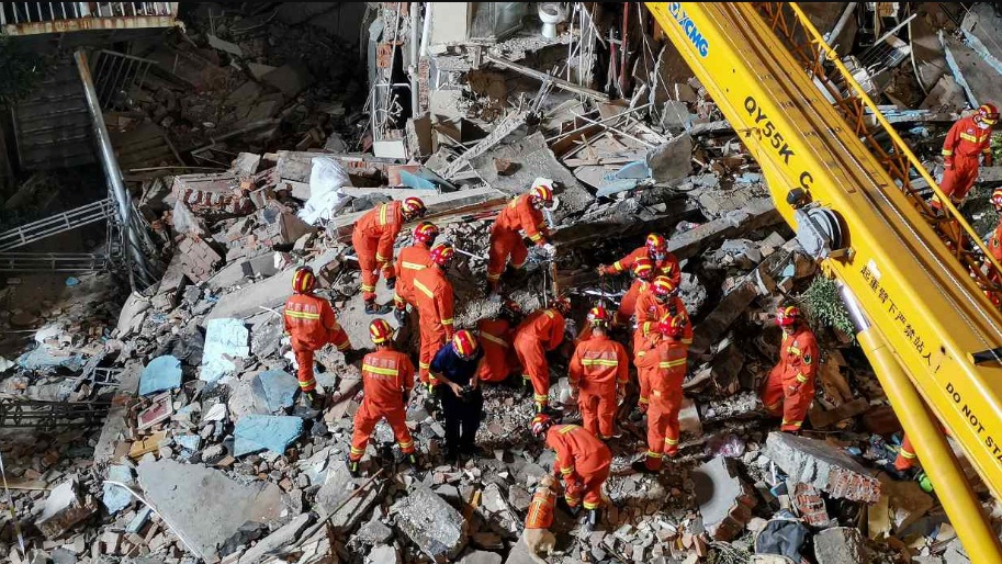 [:es]Derrumbe de hotel en China deja al menos 8 muertos [:]