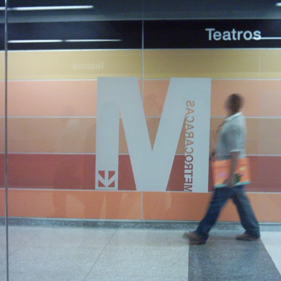 [:es]Incidente con cables de alta tensión deja heridos en el Metro de Caracas[:]