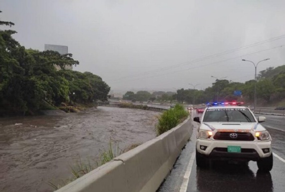 [:es]Lluvias casi provocan el desbordamiento del Guaire[:]