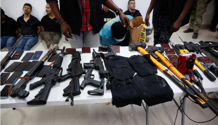 Arcenal de armas y objetos incautados durante las aprehensiones