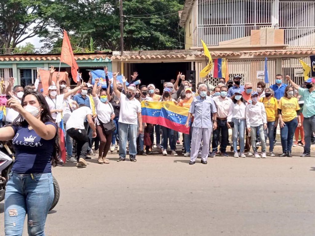 Representantes politicos junto a la.poblacion en general se reunieron en la.Av. libertador