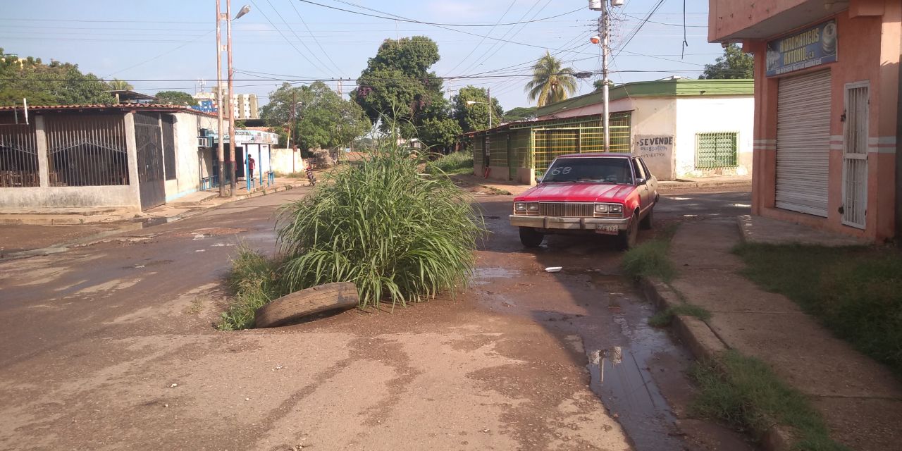 [:es]Convertida en trocha intransitable la calle Los Ilustres[:]