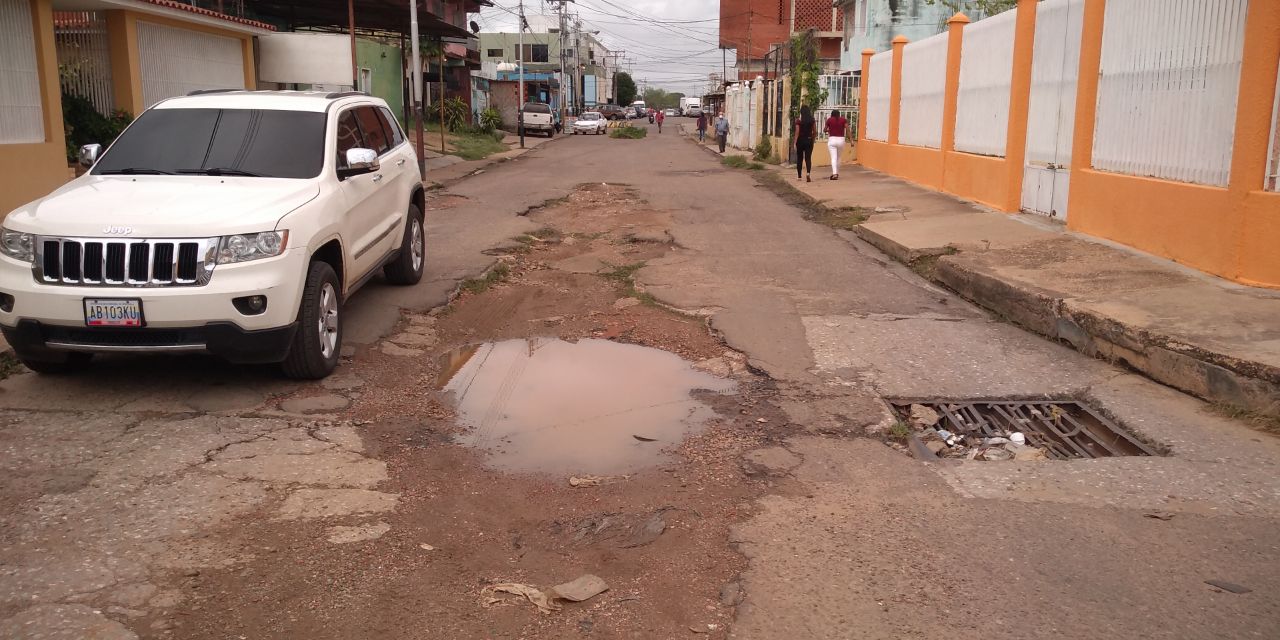 [:es]Sigue hundiéndose calle Orituco, entre Ilustres y Rómulo Gallegos[:]