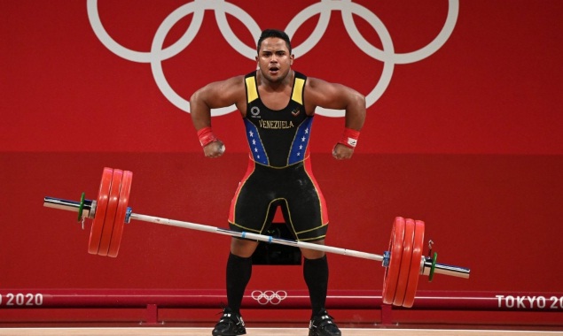 [:es]Pesista venezolano Keydomar Vallenilla ganó tres preseas en Campeonato Mundial de Levantamiento de Pesas 2021[:]