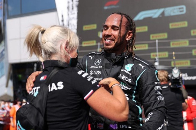 [:es]Lewis Hamilton conquista su victoria 99 en circuito de Silverstone[:]