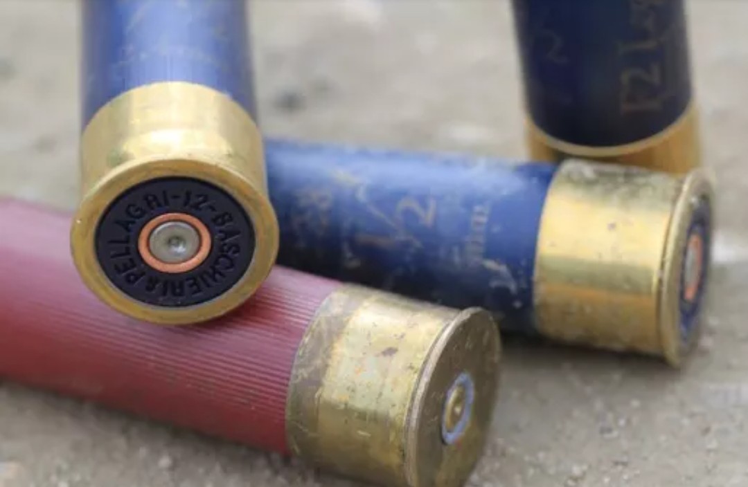 [:es]Mujer se dispara con escopeta al intentar tomarse un selfie[:]