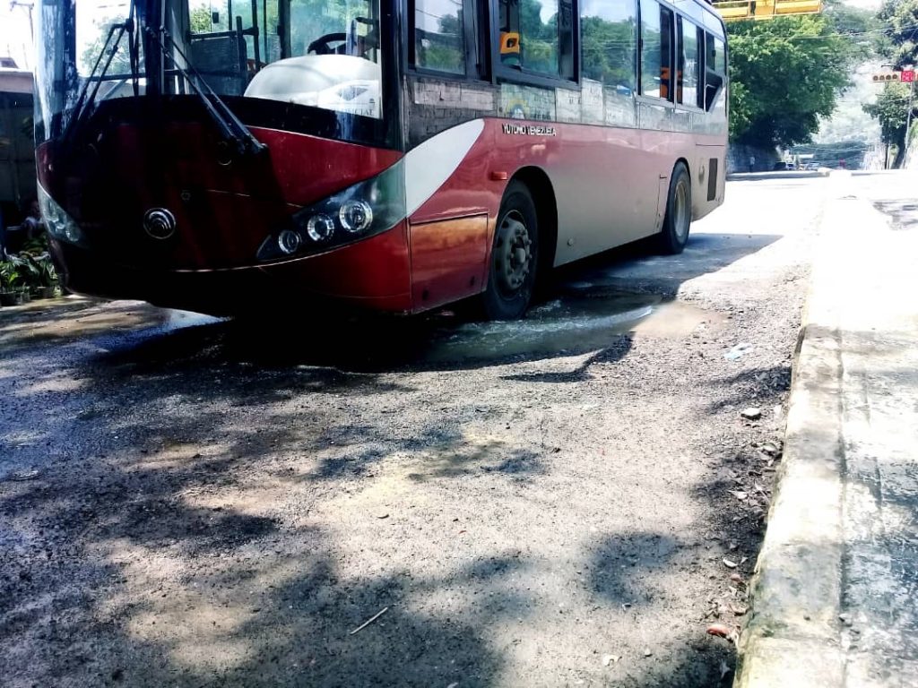 Conductores no logran esquivar mega hueco de la Av. José Félix Ribas, frente a la redoma del hambre, en San Jun de los Morros.