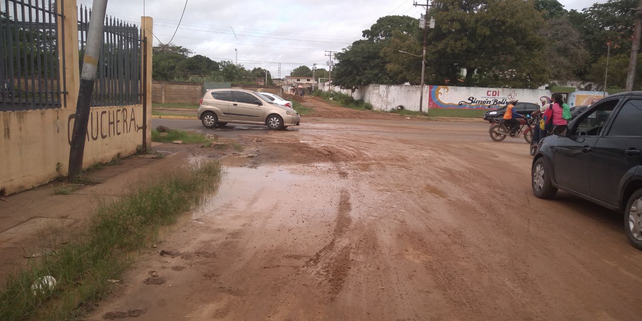 [:es]Vehículos patinan en el barro de la Rómulo Gallegos con principal de La Púa[:]