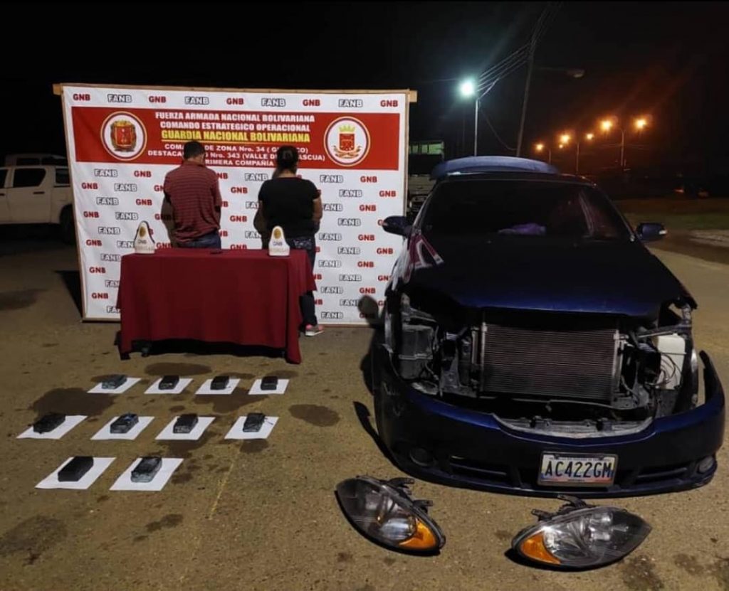 Más de 5 kilos de droga trasladaban en un vehículo