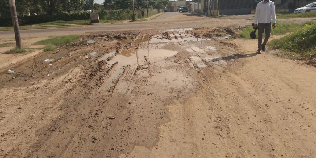 En tiempos de lluvia ni burro pasa.