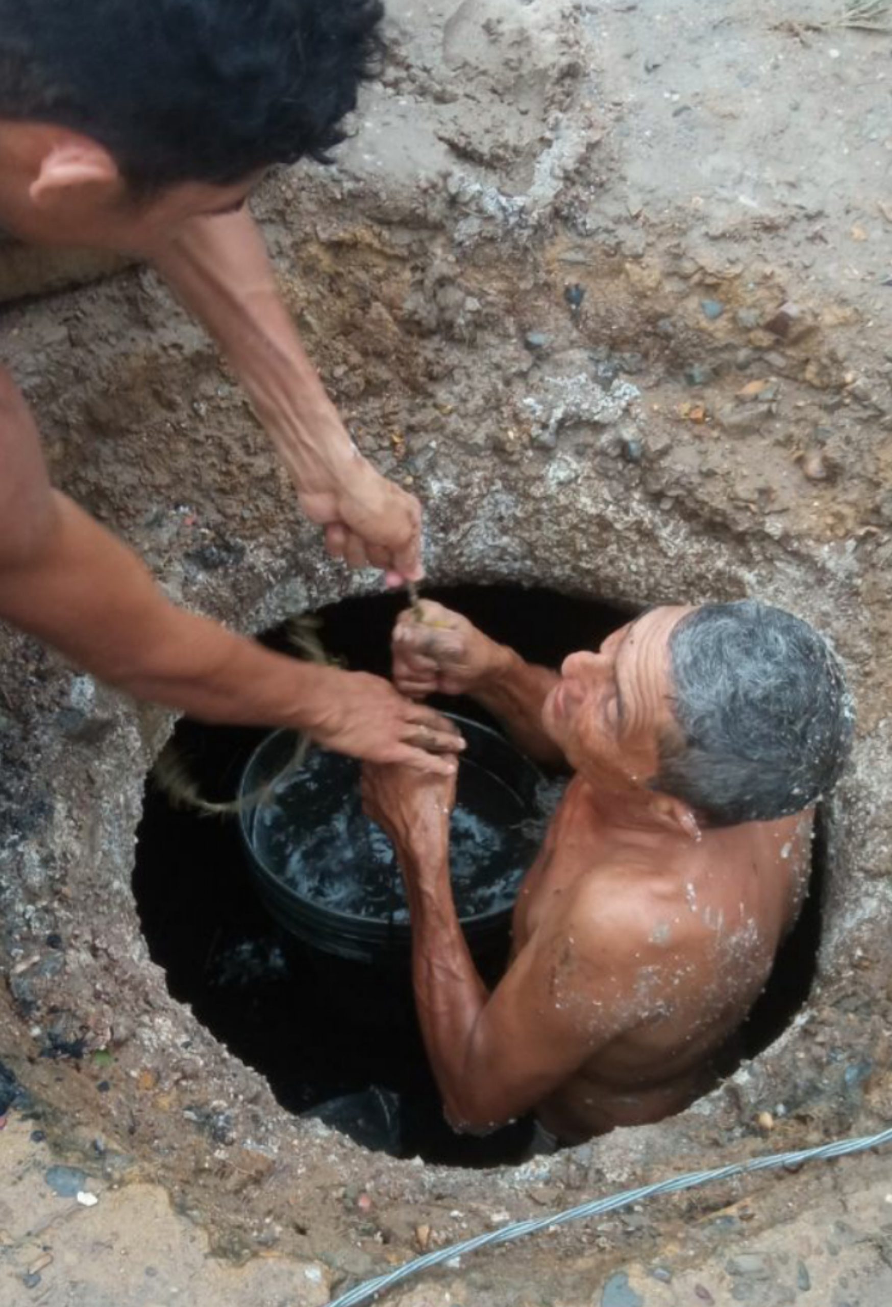 [:es]Vecinos acometen reparación de cloacas colapsadas[:]