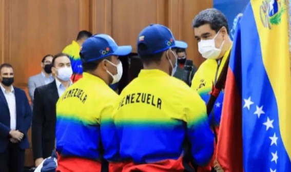 [:es]Maduro condecoró a atletas olímpicos a su llegada de Tokio 2020[:]