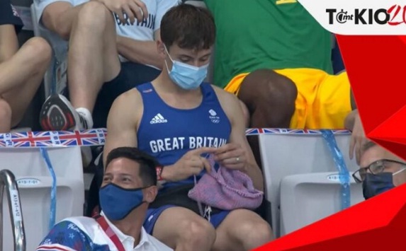 [:es]Tom Daley: El nadador olímpico que teje para liberar estrés[:]