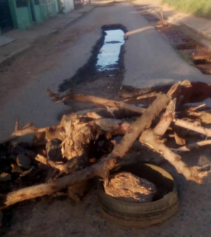 [:es]Un desastre vial y convertida en vertedero de basura la calle 15 de Padre Chacín[:]